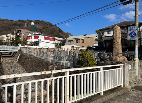 岡本東墓地